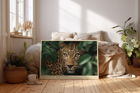 Paul Sinus Wandbild The Eyes of the Jungle – Faszinierender Blick eines Leoparden im dichten Grün – Kraftvolles Wandbild mit Tiefe und natürlicher Präsenz.