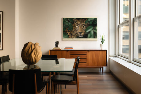 Paul Sinus Wandbild The Eyes of the Jungle – Faszinierender Blick eines Leoparden im dichten Grün – Kraftvolles Wandbild mit Tiefe und natürlicher Präsenz.