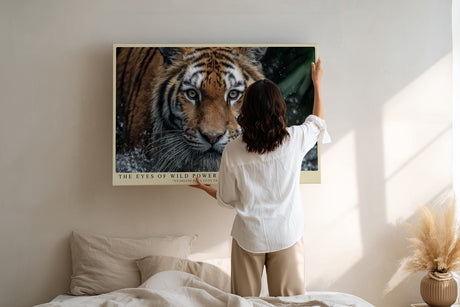 Paul Sinus Wandbild The Eyes of Wild Power Ausdrucksstarkes Porträt eines Tigers im Wasser – Symbol für Stärke, Mut und wilde Eleganz.