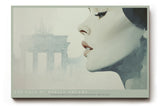 Paul Sinus Wandbild The Face of Berlin Dreams – Stilvolles Porträt einer Frau mit dem Brandenburger Tor im Hintergrund, Symbol für Moderne und Geschichte im Einklang