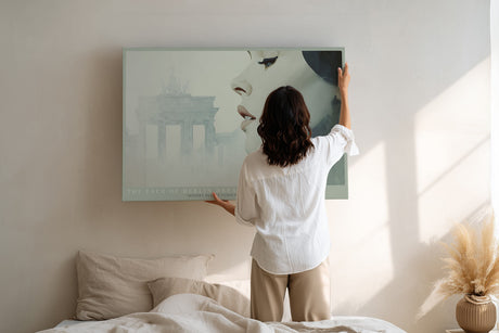 Paul Sinus Wandbild The Face of Berlin Dreams – Stilvolles Porträt einer Frau mit dem Brandenburger Tor im Hintergrund, Symbol für Moderne und Geschichte im Einklang