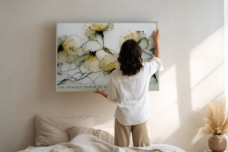 Paul Sinus Wandbild The Fragile Power of Bloom – zarte transparente Blüten in feinen Linien symbolisieren die Zerbrechlichkeit und Kraft des Lebens