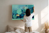 Paul Sinus Wandbild The Garden Underwater Abstraktes Naturmotiv mit Lotusblüte und schwebenden Blättern in einem Meer aus Blau- und Grüntönen.