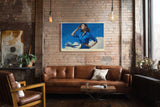 Paul Sinus Wandbild The Girl in Blue Stilvolles Retro-Motiv einer Frau in blauem Hemd mit Flugzeug im Hintergrund – Hommage an die goldene Ära der Luftfahrt.