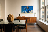 Paul Sinus Wandbild The Girl in Blue Stilvolles Retro-Motiv einer Frau in blauem Hemd mit Flugzeug im Hintergrund – Hommage an die goldene Ära der Luftfahrt.
