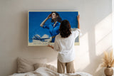 Paul Sinus Wandbild The Girl in Blue Stilvolles Retro-Motiv einer Frau in blauem Hemd mit Flugzeug im Hintergrund – Hommage an die goldene Ära der Luftfahrt.