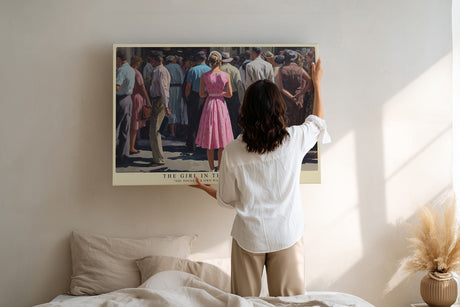 Paul Sinus Wandbild The Girl in the Pink Dress – Frau im rosa Kleid inmitten einer Menschenmenge symbolisiert Individualität und innere Freiheit