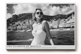 Paul Sinus Wandbild The Glamour of Monaco Klassisches Schwarz-Weiß-Motiv einer eleganten Frau auf einem Boot vor der Kulisse von Monaco.