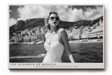 Paul Sinus Wandbild The Glamour of Monaco Klassisches Schwarz-Weiß-Motiv einer eleganten Frau auf einem Boot vor der Kulisse von Monaco.