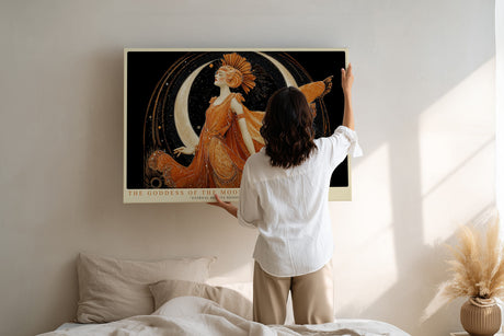 Paul Sinus Wandbild The Goddess of the Moon Kunstvolles Porträt einer mythischen Frauengestalt in Gold und Bronze, umgeben von Mondsicheln und kosmischem Glanz.