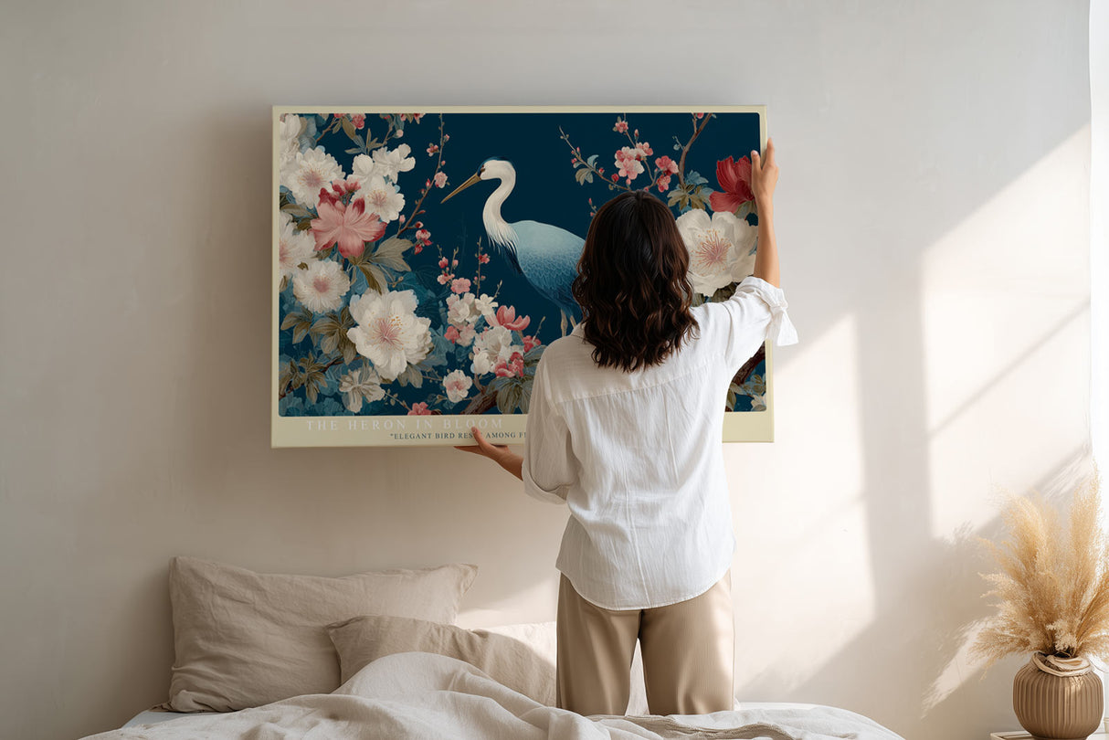 Paul Sinus Wandbild The Heron in Bloom Eleganter Reiher inmitten blühender Kirschzweige vor tiefblauem Hintergrund – Symbol für Ruhe und Anmut.