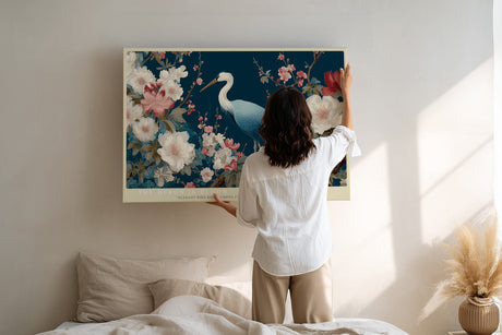 Paul Sinus Wandbild The Heron in Bloom Eleganter Reiher inmitten blühender Kirschzweige vor tiefblauem Hintergrund – Symbol für Ruhe und Anmut.