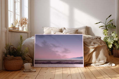Paul Sinus Wandbild The Horizon of Quiet Dreams – Zarte Landschaft in Rosa- und Lilatönen, Symbol für Ruhe, Weite und die Stille des Morgens