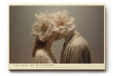 Paul Sinus Wandbild The Kiss of Blossoms – poetisches Motiv eines Kusses mit Blütenköpfen symbolisiert Liebe, Einheit und stille Emotion
