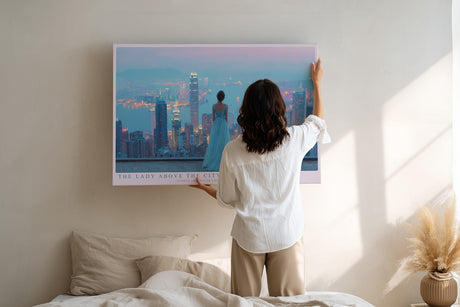 Paul Sinus Wandbild The Lady Above the City Traumhafte Szene einer Frau im Abendkleid mit Blick auf die leuchtende Skyline einer Großstadt.