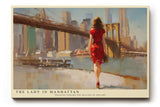 Paul Sinus Wandbild The Lady in Manhattan Stilvolle Darstellung einer Frau in rotem Kleid, die entlang der Skyline von Manhattan spaziert.