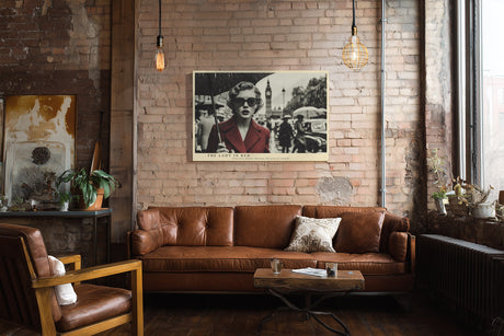Paul Sinus Wandbild The Lady in Red – Stilvolles Retro-Motiv einer eleganten Frau im Regen von London, inspiriert von Filmklassikern und Modekunst