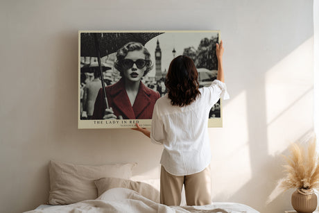 Paul Sinus Wandbild The Lady in Red – Stilvolles Retro-Motiv einer eleganten Frau im Regen von London, inspiriert von Filmklassikern und Modekunst