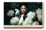 Paul Sinus Wandbild The Lady of White Doves Elegantes Porträt einer Frau in floraler Umgebung mit weißen Tauben – Sinnbild für Frieden, Schönheit und Anmut.