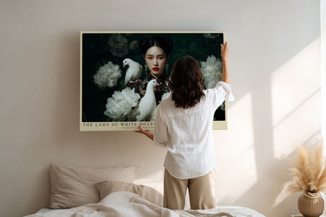 Paul Sinus Wandbild The Lady of White Doves Elegantes Porträt einer Frau in floraler Umgebung mit weißen Tauben – Sinnbild für Frieden, Schönheit und Anmut.