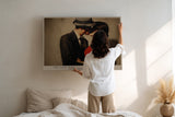 Paul Sinus Wandbild The Last Kiss – Zeitlose Szene voller Leidenschaft und Eleganz – Romantisches Wandbild mit Vintage-Charme und filmischer Ästhetik.