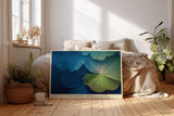 Paul Sinus Wandbild The Leaves of Hidden Light abstraktes Naturmotiv in tiefem Blau und zartem Grün mit leuchtenden Akzenten