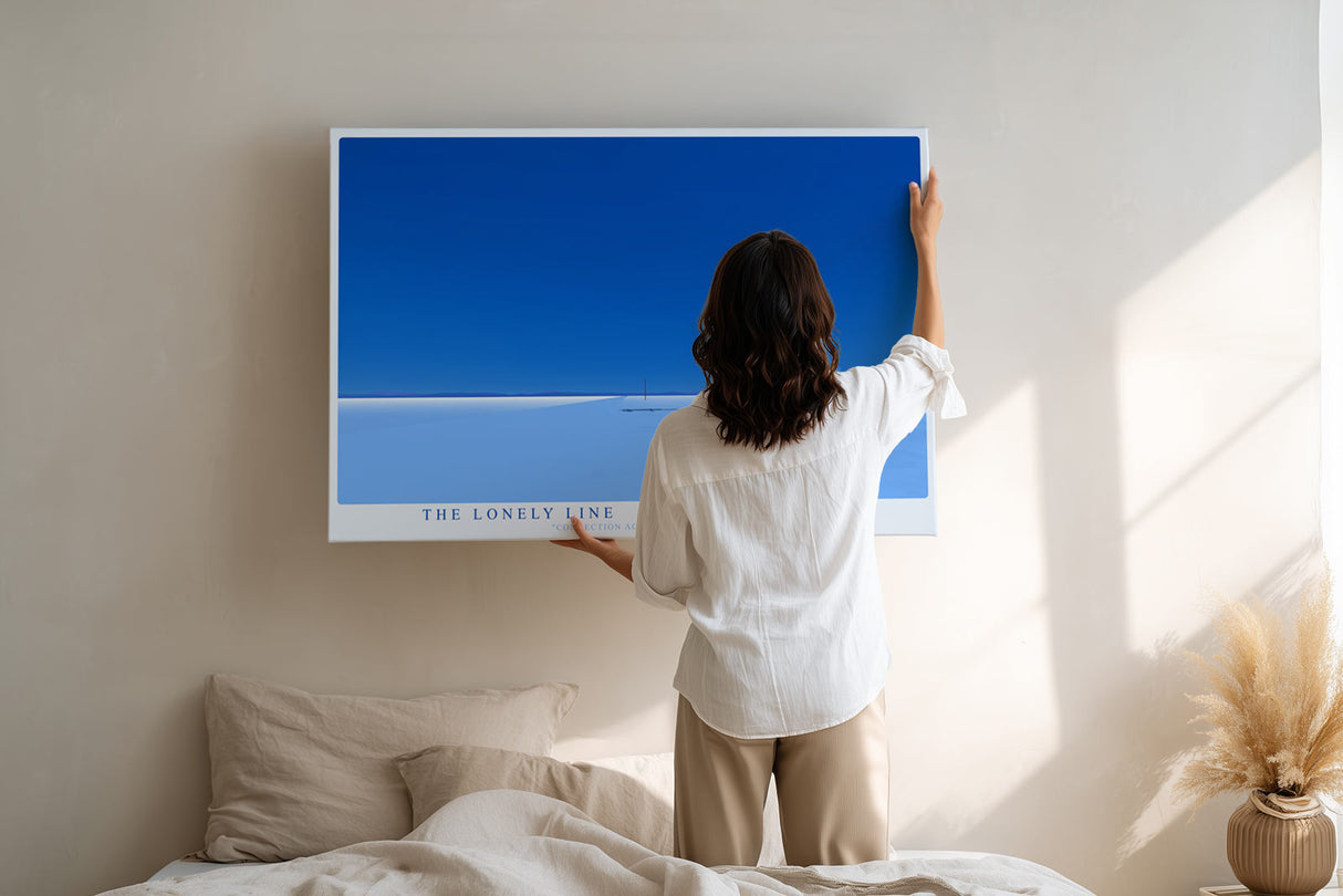 Paul Sinus Wandbild The Lonely Line minimalistisches Landschaftsmotiv mit Telefonleitung im Blau des Himmels für moderne Räume mit Klarheit und Ruhe