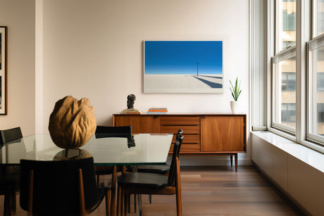 Paul Sinus Wandbild The Lonely Pole in Desert – Minimalistische Wüstenlandschaft mit einsamem Mast und klarer Horizontlinie, Symbol für Stille und Weite
