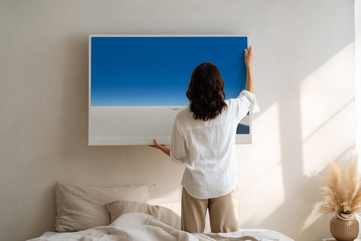 Paul Sinus Wandbild The Lonely Pole in Desert – Minimalistische Wüstenlandschaft mit einsamem Mast und klarer Horizontlinie, Symbol für Stille und Weite