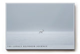 Paul Sinus Wandbild The Lonely Reindeer Journey – Minimalistische Winterlandschaft mit einsamem Rentier auf weiter Schneefläche, Symbol für Stille und Ausdauer