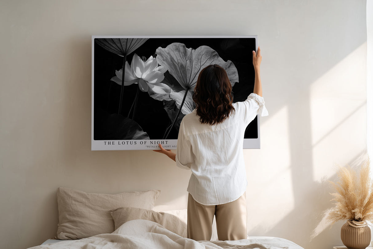 Paul Sinus Wandbild The Lotus of Night – Ästhetische Komposition von Licht und Schatten mit geheimnisvoller Lotusblüte – Ausdrucksstarkes Wandbild in Schwarzweiß mit poetischer Tiefe.