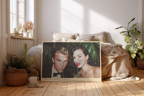 Paul Sinus Wandbild The Old Money Nights – glamouröses Retro-Motiv eines Paares in eleganter Abendgarderobe mit tropischem Flair und Vintage-Stimmung