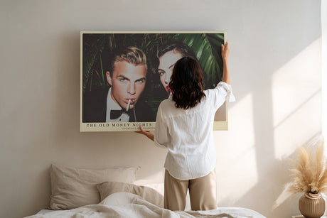 Paul Sinus Wandbild The Old Money Nights – glamouröses Retro-Motiv eines Paares in eleganter Abendgarderobe mit tropischem Flair und Vintage-Stimmung