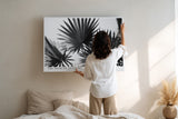 Paul Sinus Wandbild The Palm of Shadows – Geometrische Eleganz tropischer Formen in monochromer Ruhe – Stilvolles Wandbild mit grafischer Palmblattstruktur