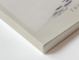Paul Sinus Wandbild The Path of the Winter Stag – Minimalistisches Wintermotiv mit Hirsch und Fußspuren im Schnee, Symbol für Einsamkeit, Kraft und Beständigkeit