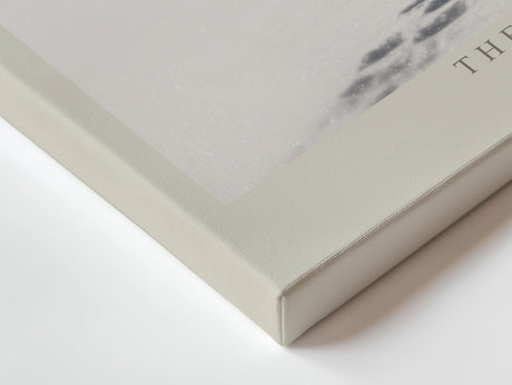 Paul Sinus Wandbild The Path of the Winter Stag – Minimalistisches Wintermotiv mit Hirsch und Fußspuren im Schnee, Symbol für Einsamkeit, Kraft und Beständigkeit