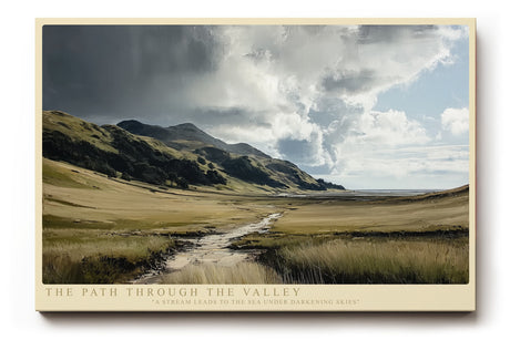Paul Sinus Wandbild The Path Through the Valley Landschaftliches Meisterwerk mit dramatischem Himmel über einem weiten Tal, durchzogen von einem Bachlauf zum Meer.