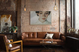 Paul Sinus Wandbild The Quiet Grace of Beauty – Feinsinniges Porträt einer jungen Frau in sanftem Licht – Ausdrucksstarkes Wandbild voller Ruhe und Sensibilität.