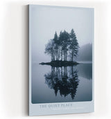 Paul Sinus Wandbild in 40x60cm The Quiet Place – Nebelige Bauminsel mit Spiegelung im See, beruhigendes Naturmotiv in sanften Blautönen