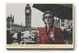 Paul Sinus Wandbild The Red Coat in London Stilvolles Schwarz-Weiß-Motiv mit einer Frau im roten Mantel vor der Kulisse Londons – ein Hauch von Retro-Eleganz.