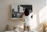 Paul Sinus Wandbild The Red Coat in London Stilvolles Schwarz-Weiß-Motiv mit einer Frau im roten Mantel vor der Kulisse Londons – ein Hauch von Retro-Eleganz.