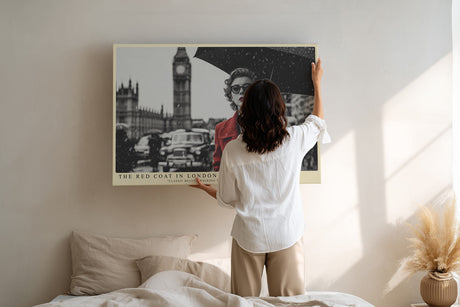 Paul Sinus Wandbild The Red Coat in London Stilvolles Schwarz-Weiß-Motiv mit einer Frau im roten Mantel vor der Kulisse Londons – ein Hauch von Retro-Eleganz.