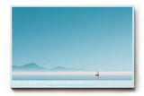 Paul Sinus Wandbild The Serenity of Blue Waters – Minimalistische Seelandschaft mit Boot und Vögeln unter klarem Himmel, Symbol für Freiheit und innere Balance