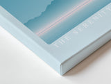 Paul Sinus Wandbild The Serenity of Blue Waters – Minimalistische Seelandschaft mit Boot und Vögeln unter klarem Himmel, Symbol für Freiheit und innere Balance