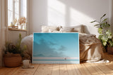 Paul Sinus Wandbild The Serenity of Blue Waters – Minimalistische Seelandschaft mit Boot und Vögeln unter klarem Himmel, Symbol für Freiheit und innere Balance
