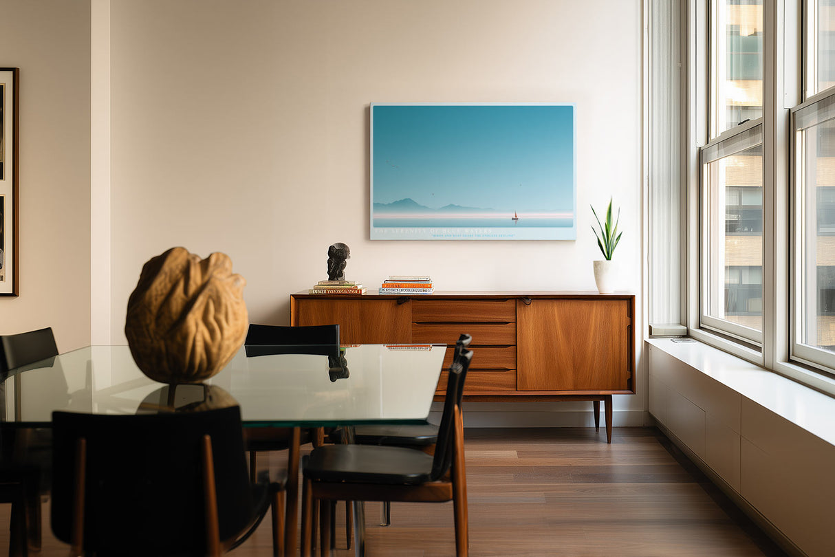 Paul Sinus Wandbild The Serenity of Blue Waters – Minimalistische Seelandschaft mit Boot und Vögeln unter klarem Himmel, Symbol für Freiheit und innere Balance