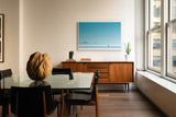 Paul Sinus Wandbild The Serenity of Blue Waters – Minimalistische Seelandschaft mit Boot und Vögeln unter klarem Himmel, Symbol für Freiheit und innere Balance
