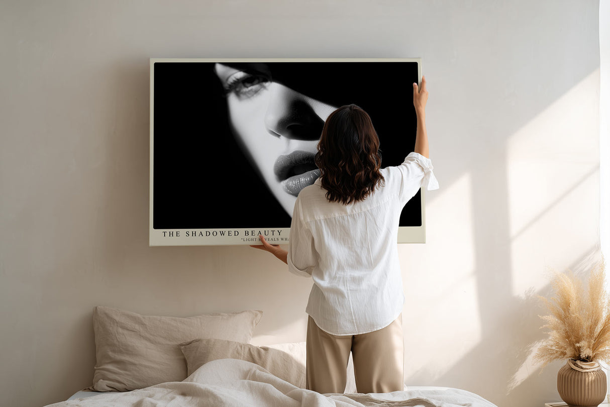 Paul Sinus Wandbild The Shadowed Beauty edles Porträtmotiv in Schwarzweiß mit starkem Licht-Schatten-Spiel für moderne Wohnräume mit Ausdruck und Tiefe
