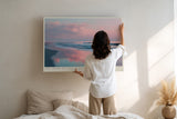 Paul Sinus Wandbild The Shore of Pink Sunset – Zarter Sonnenuntergang am Meer in sanften Rosatönen – Stimmungsvolles Wandbild mit romantischer Ruhe.