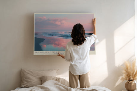 Paul Sinus Wandbild The Shore of Pink Sunset – Zarter Sonnenuntergang am Meer in sanften Rosatönen – Stimmungsvolles Wandbild mit romantischer Ruhe.